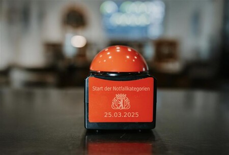 Roter Buzzer symbolisiert die Einführung der Notfallkategorien