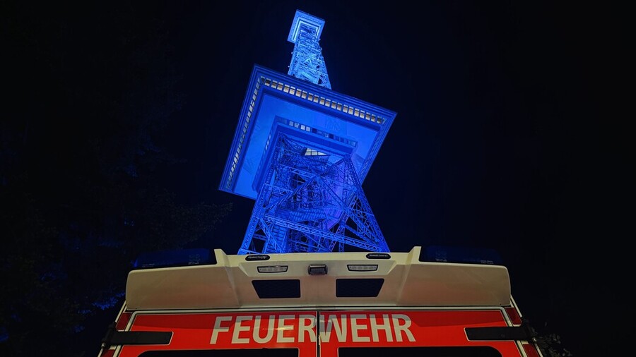 RTW in Bereitstellung vorm Funkturm