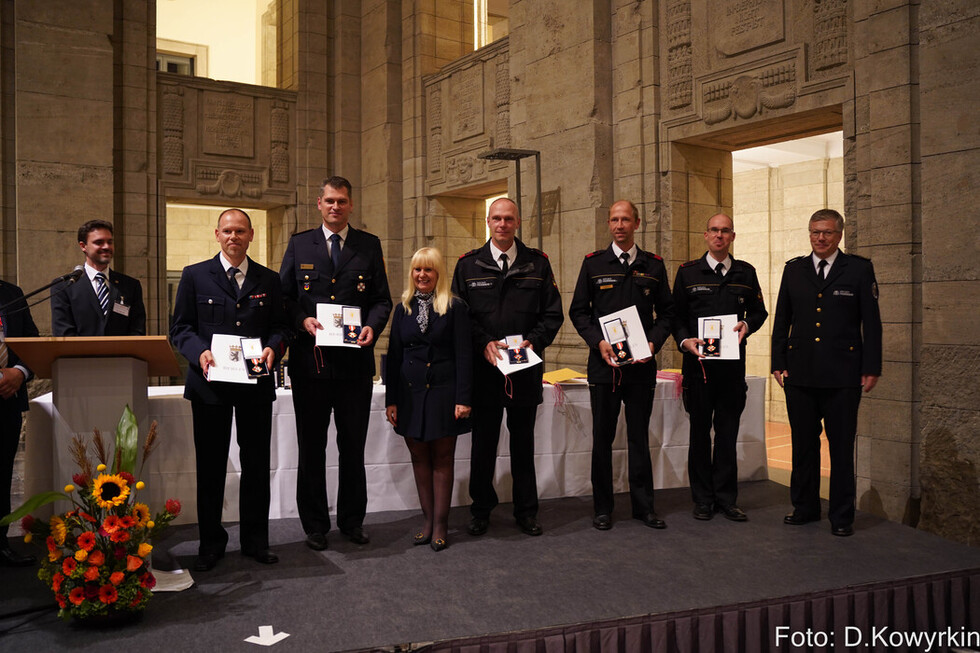 Innensenatorin Iris Spranger und LBD Karsten Homrighausen mit ausgezeichneten Angehörigen der Freiwilligen Feuerwehren.