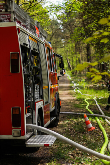 Wasserversorgung durch das Löschfahrzeug der Freiwilligen Feuerwehr über lange Wegstrecken.