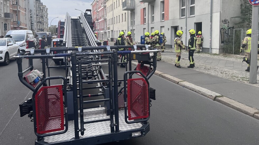 Drehleiter vor dem Brandobjekt 