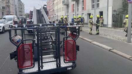 Drehleiter vor dem Brandobjekt 