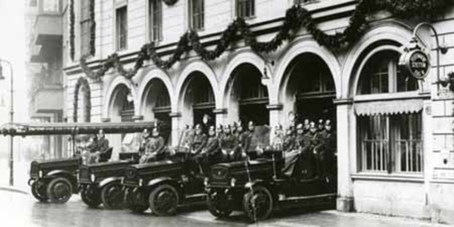 Historische Einsatzfahrzeuge vor Feuerwache