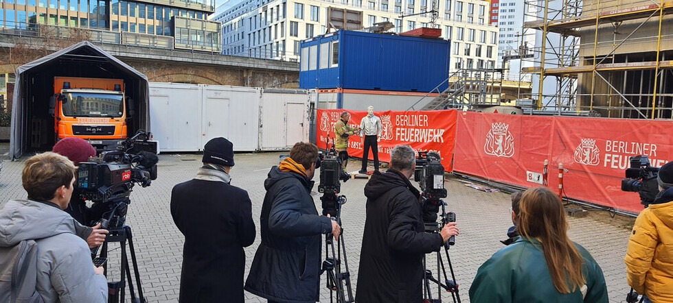 Eine als Feuerwerker ausgebildete Einsatzkraft demonstriert die Gefahren illegaler Böller.