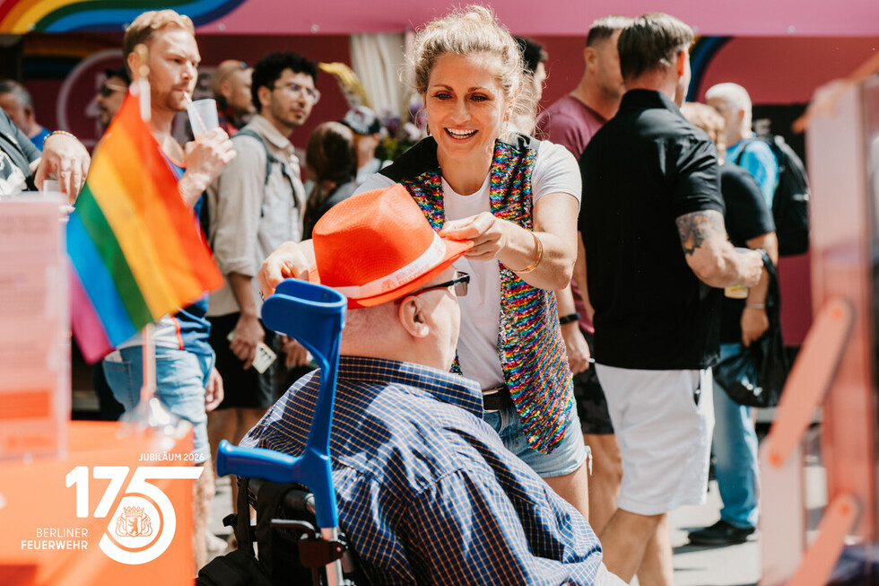 Mitarbeitende der Berliner Feuerwehr gestalten am Informationsstand ein abwechslungsreiches Angebot für Besucherinnen und Besucher aller Altersgruppen.
