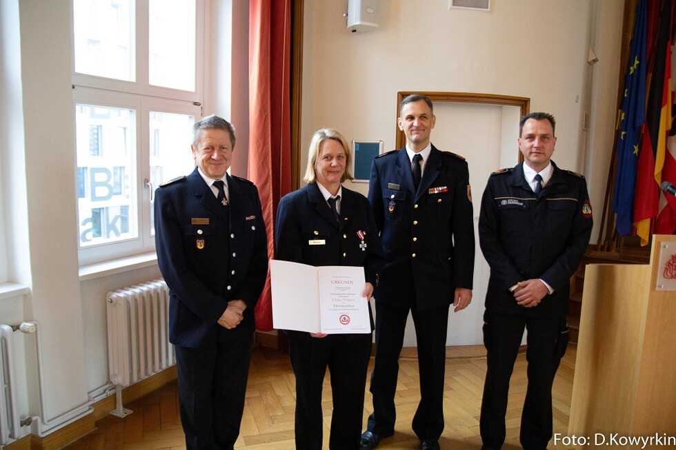 Ulrike Wagner wurde mit dem Ehrenzeichen des Landesfeuerwehrverbandes in silber ausgezeichnet.