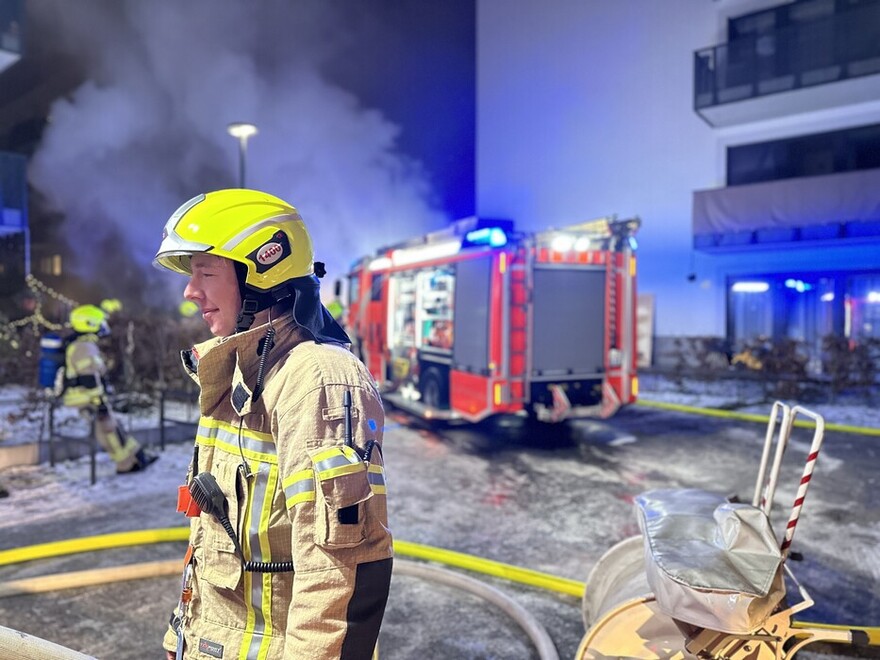 Einsatzkraft vor den Fahrzeugen