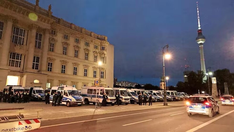 Einsatzkräfte der Polizei sammeln sich