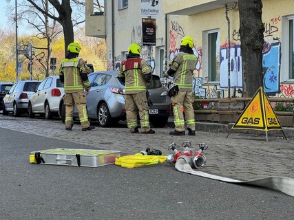 Einsatzkräfte bei der Lagebesprechung vor der Gasaustrittsstelle