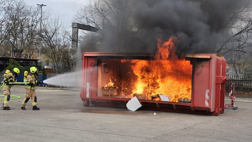 Nach nur 5 Minuten befindet sich das Zimmer im Vollbrand.