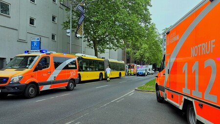 Rettungsdienstfahrzeuge an der Einsatzstelle. 