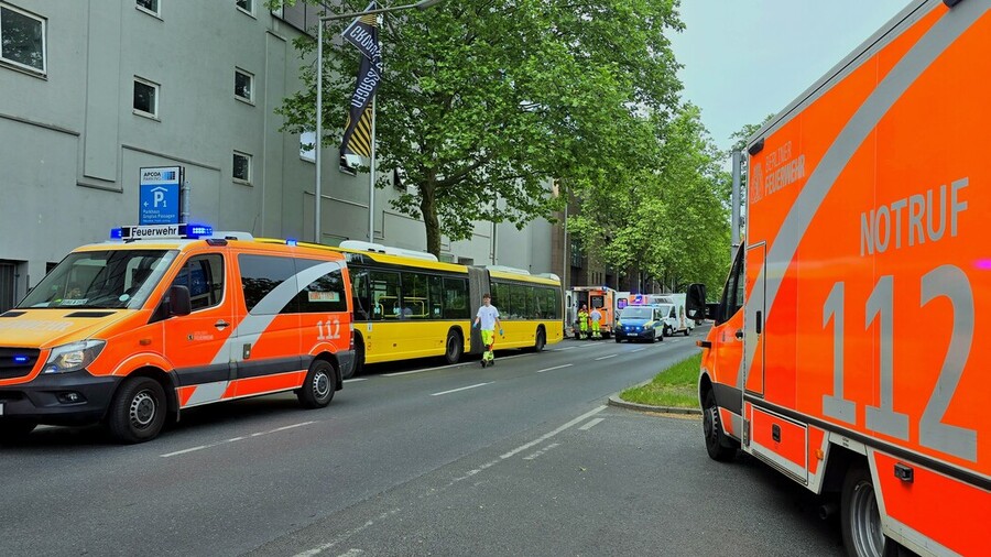 Rettungsdienstfahrzeuge an der Einsatzstelle. 