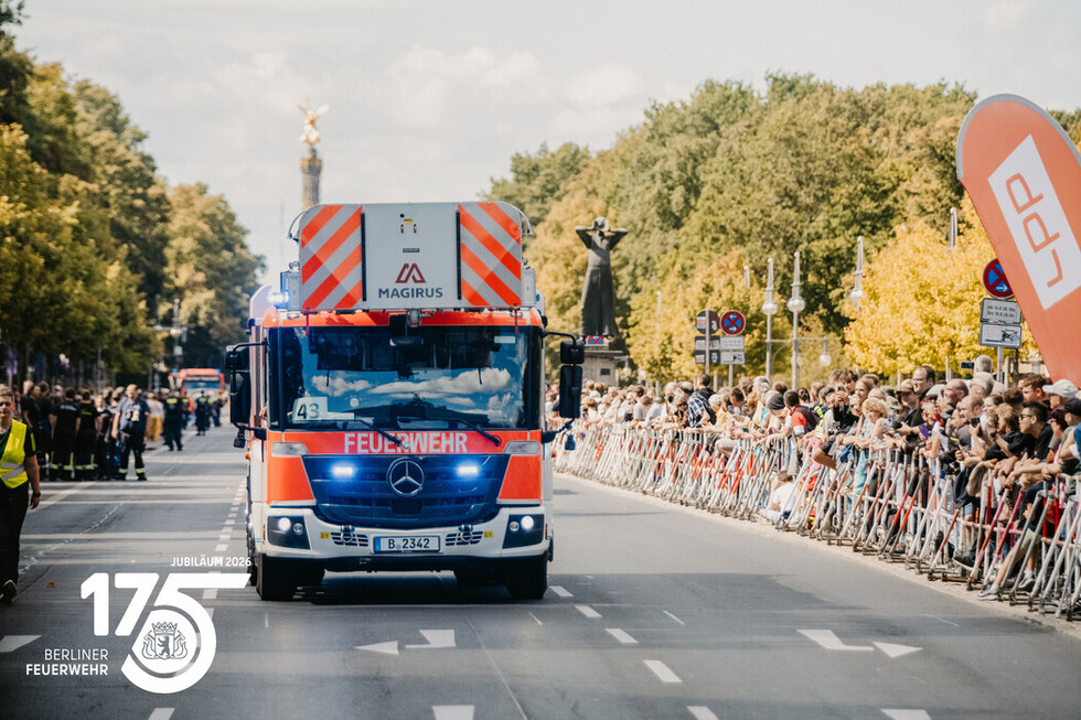 Die DLA‑K 42 Drehleiter fährt als Teil des Fahrzeugkorsos über die Straße des 17. Juni.