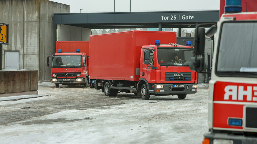 Die Lkw treffen am Messegelände ein.