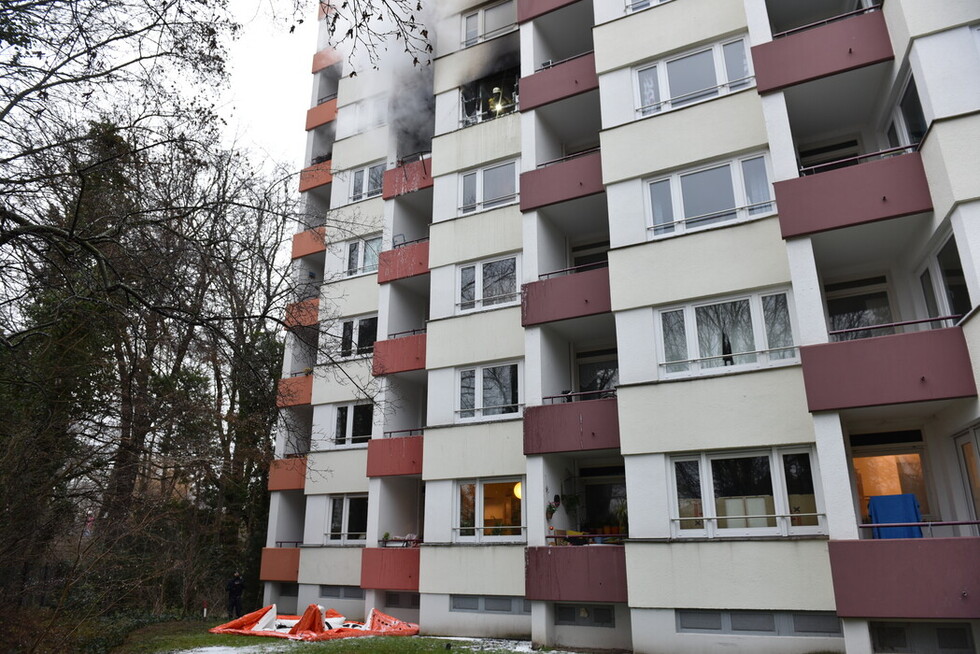 Ein Sprungretter wurde zur Rettung eines an der Balkonbrüstung hängenden eingesetzt.