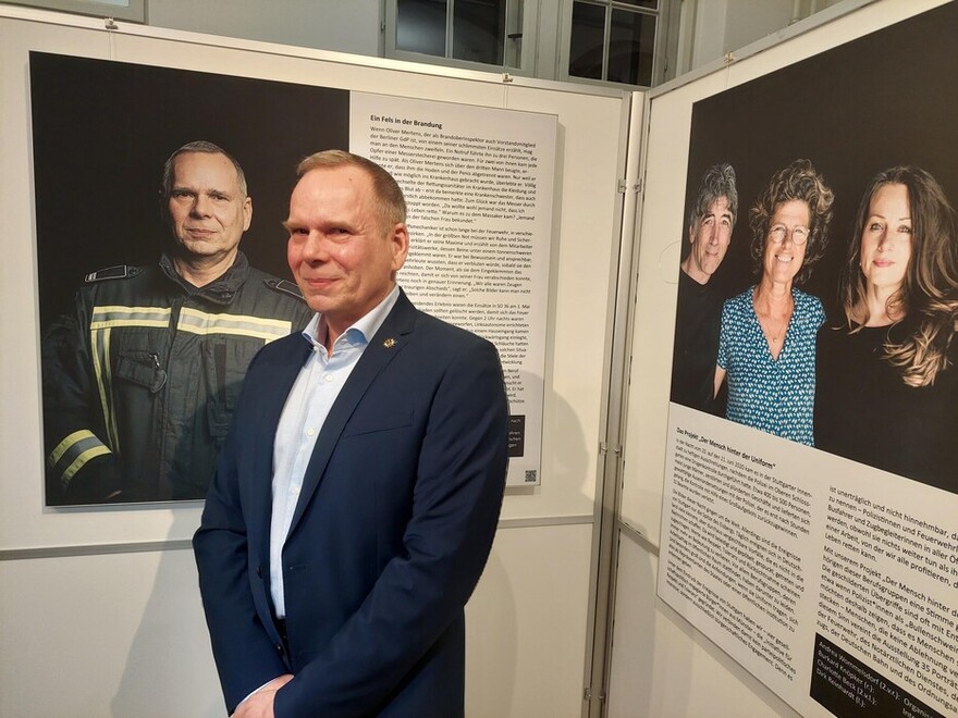 Protagonist vor der Ausstellung.