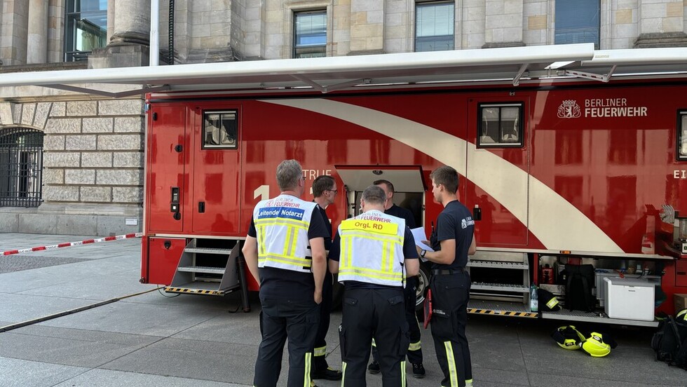 Die örtliche Einsatzleitung bei einer Lagebesprechung Die örtliche Einsatzleitung bei einer Lagebesprechung