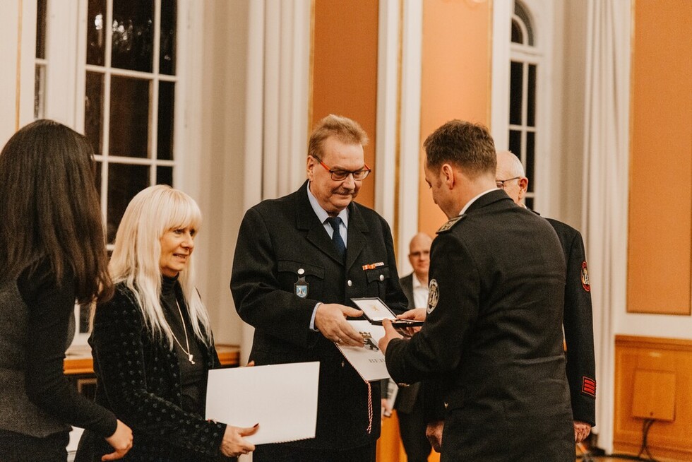 Verleihung des goldenen Feuerwehr- und Katastrophenschutz-Ehrenzeichens