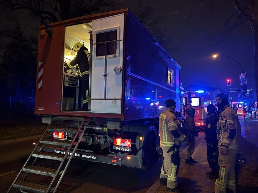 Tausch der verbrauchten Atemschutzgeräte am AB Atemschutz