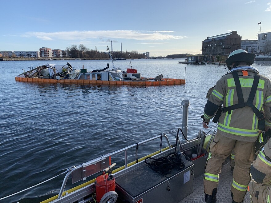 Ölsperre um haverierte Boote