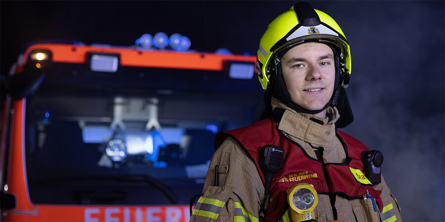 Feuerwehrmann vor Löschfahrzeug