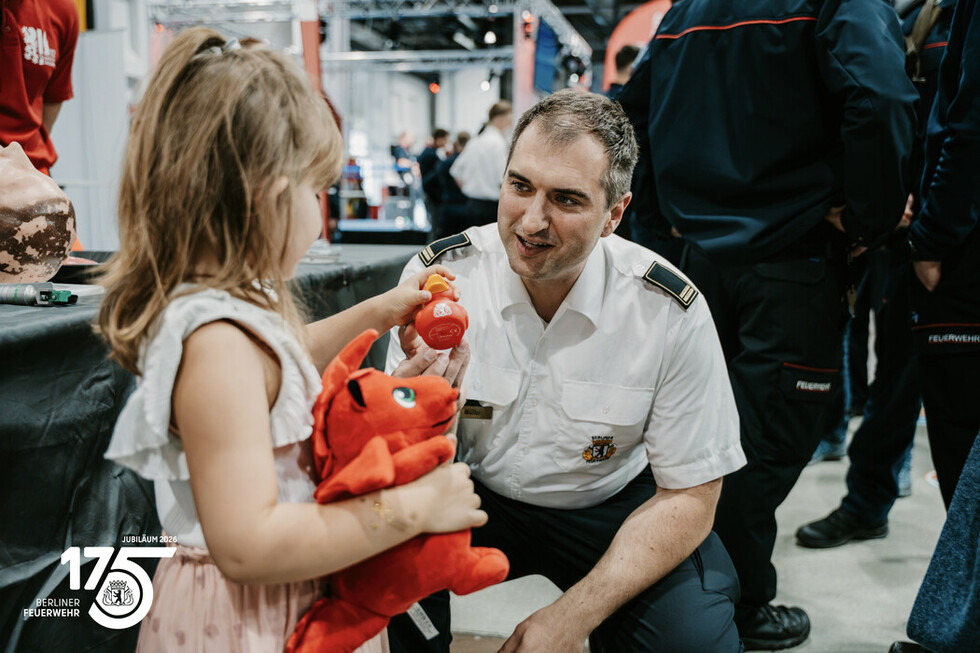 Am Messestand der Berliner Feuerwehr sorgte die beliebte Feuerwehr-Ente für strahlende Kinderaugen.