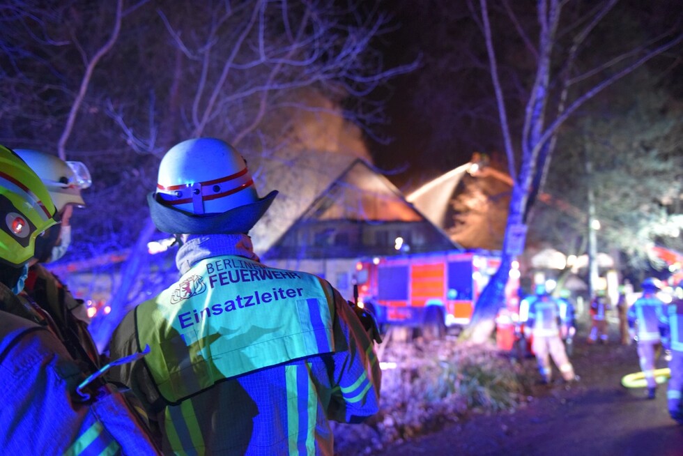 Der Einsatzleiter bespricht die Lage mit seinen Führungskräften.