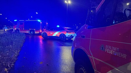 Einsatzfahrzeuge sichern die Einsatzstelle ab