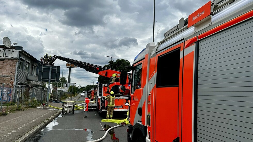 DLK und LHF an der Einsatzstelle DLK und LHF an der Einsatzstelle
