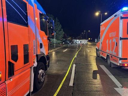 Löschfahrzeug und Rettungswagen an der Einsatzstelle