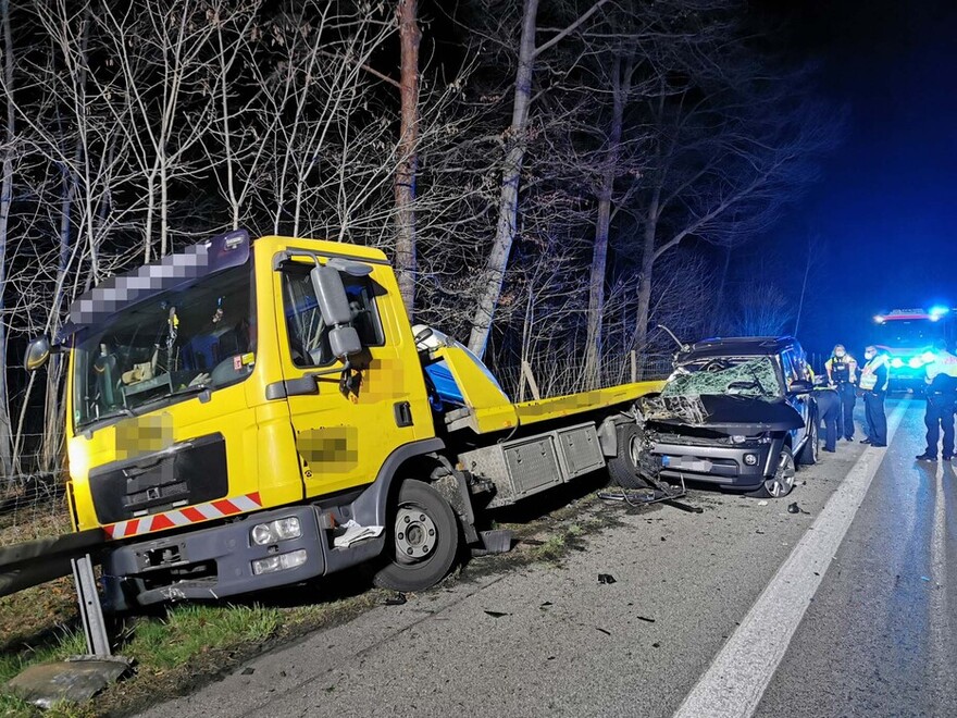 Schadensbild: verkeilter PKW unter dem Abschleppwagen