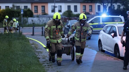 Einsatzkräfte beim Aufbau der Löschwasserversorgung