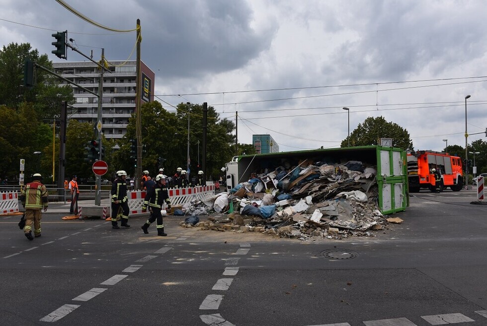 Einsatzstelle mit Schutt auf der Straße