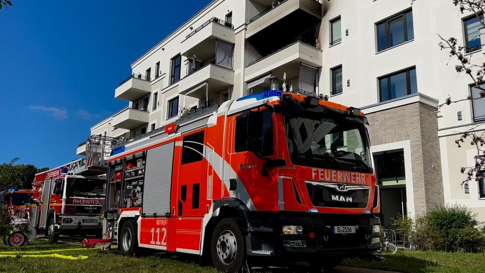 Einsatzfahrzeuge vor dem Brandobjekt