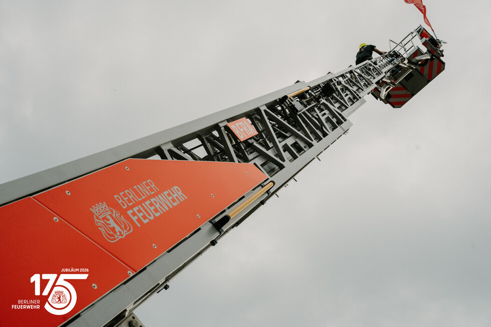 In luftiger Höhe demonstrierte die Drehleiter der Berliner Feuerwehr eindrucksvoll, wie moderne Einsatztechnik und innovative Antriebskonzepte zusammenfinden.