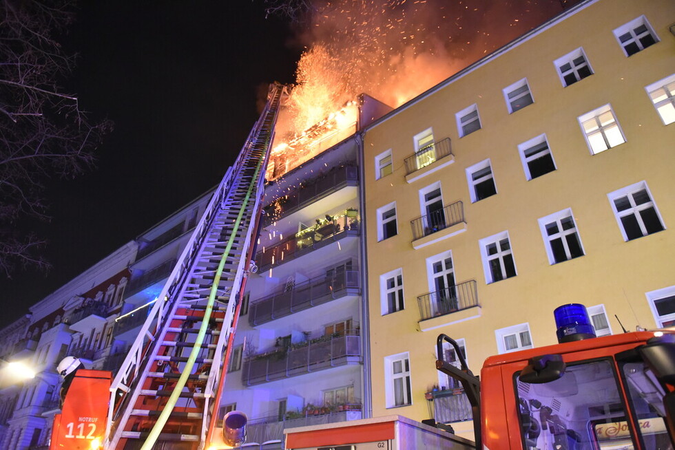 Eine in Vollbrand stehende Wohnung forderte den Einsatz eines Großaufgebots.