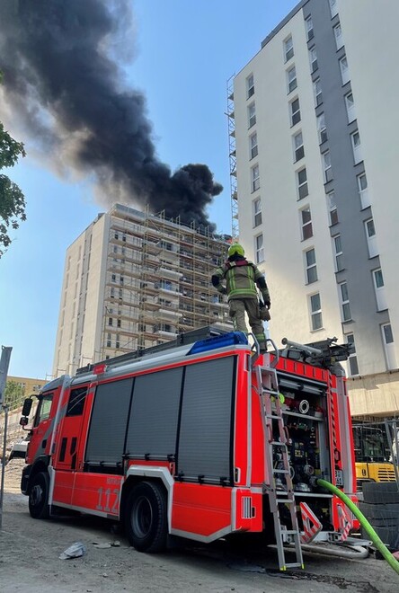 LHF vor dem Brandobjekt