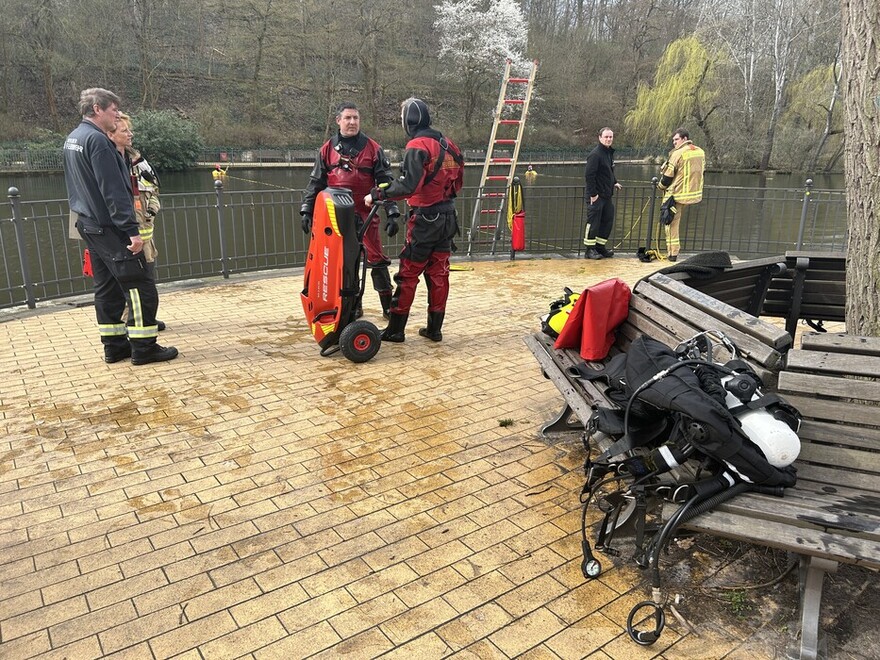 Feuerwehrtaucher mit einem Tauchscooter