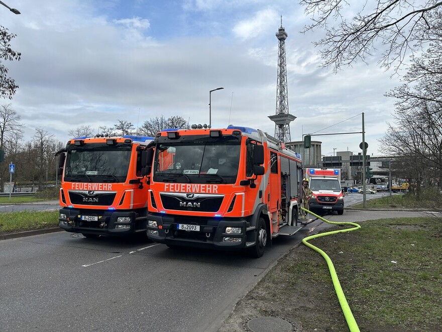 Einsatzfahrzeuge auf der Halenseestraße