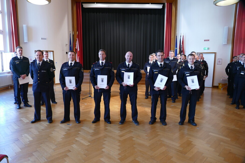 Foto der Beförderten zusammen mit dem Ständigen Vertreter des Landesbranddirektors (kommissarisch) Herrn Per Kleist