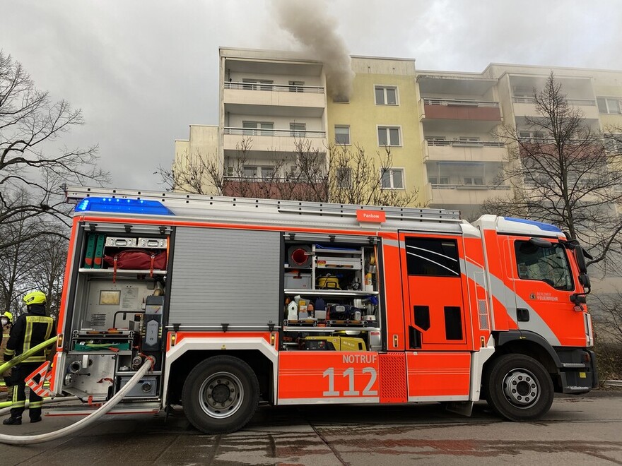 Erstes LHF vor der Einsatzstelle, sichtbare Entrauchung über das oberste Fenster des Treppenraumes