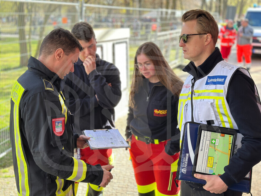 Abstimmung der Einsatzaufträge mit der Einsatzleitung.