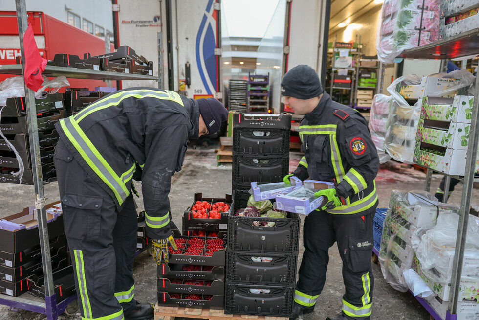 Erste Sortierung der Lebensmittel noch am Messegelände.