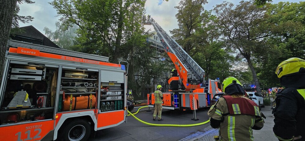 Drehleiter und Lösch-Hilfeleistungs-Fahrzeug vor der Einsatzstelle.