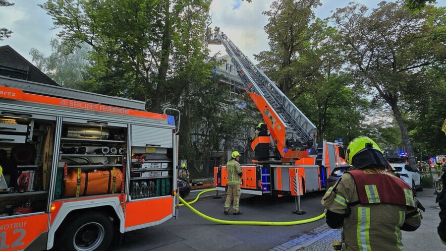 Drehleiter und Lösch-Hilfeleistungs-Fahrzeug vor der Einsatzstelle. 