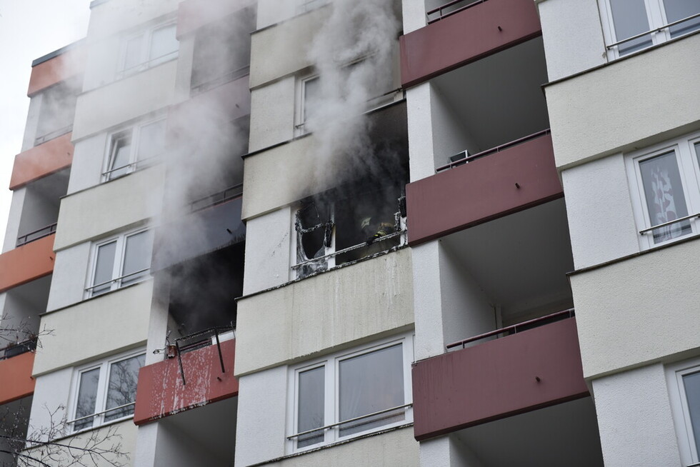 Einsatzkräfte in der betroffenen Wohnung