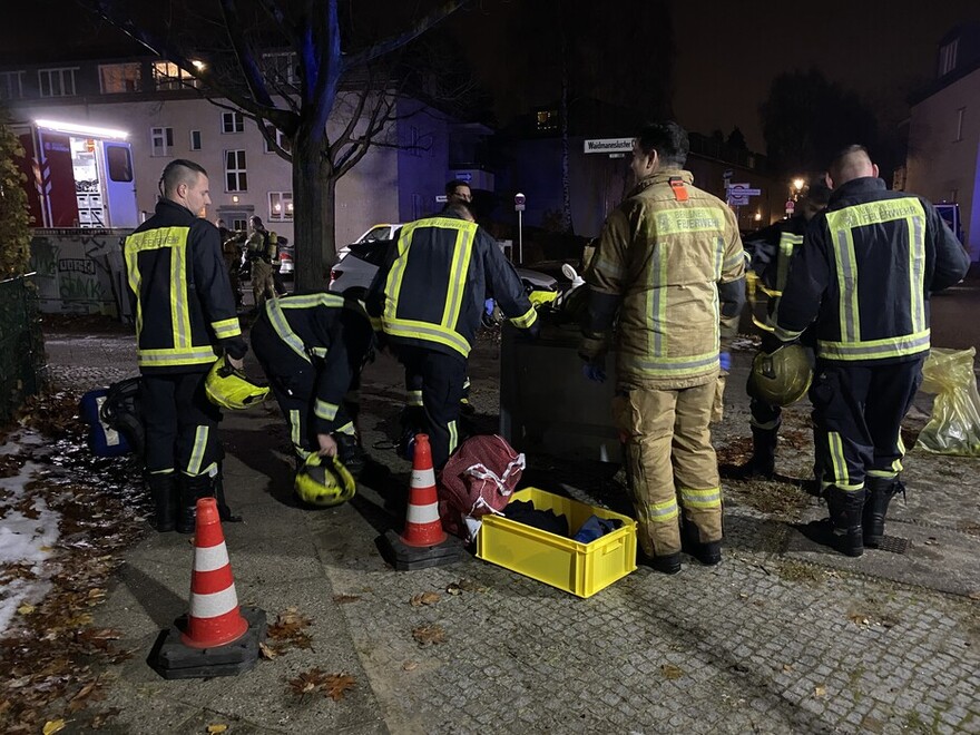 Einsatzkräfte am GW Hygiene zur Grobreinigung und zum Kleidungswechsel