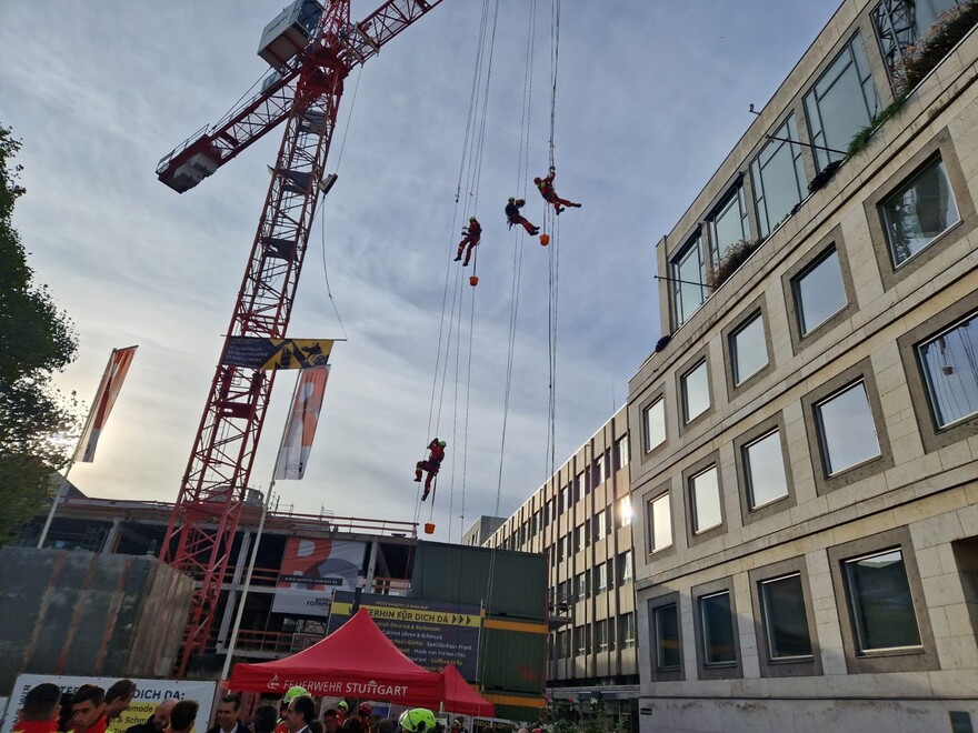 Höhenretter am Seil am Baukran 