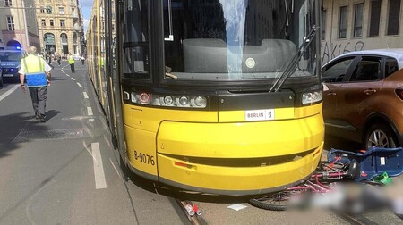 Fahrrad liegt unter der Tram verkeilt. 