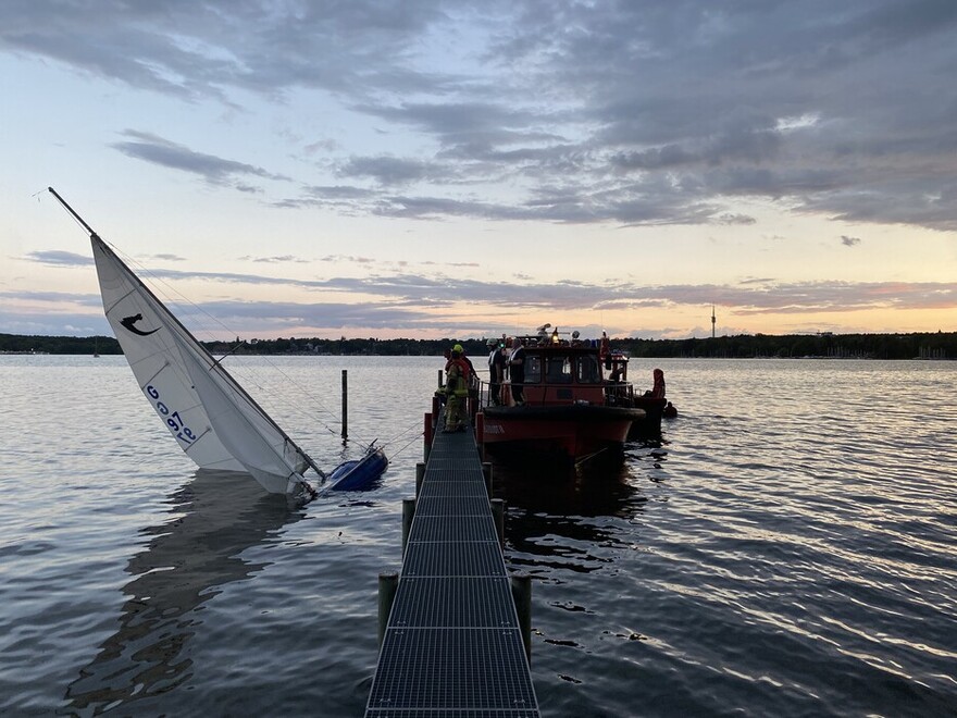 Segelboot an der Steganlage der DLRG gesichert